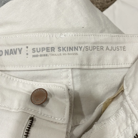 Old Navy Super Skinny mid Rise White Jeans - Picture 4 of 4